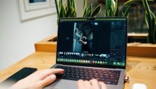 Seorang perancang web sedang menyesuaikan tampilan antarmuka situs toko daring lokal menggunakan dasbor pengelola konten berbasis sumber terbuka. Foto ini mengilustrasikan kemudahan pengelolaan laman web mandiri bagi para pelaku usaha kreatif.