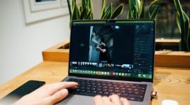 Seorang perancang web sedang menyesuaikan tampilan antarmuka situs toko daring lokal menggunakan dasbor pengelola konten berbasis sumber terbuka. Foto ini mengilustrasikan kemudahan pengelolaan laman web mandiri bagi para pelaku usaha kreatif.