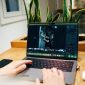 Seorang perancang web sedang menyesuaikan tampilan antarmuka situs toko daring lokal menggunakan dasbor pengelola konten berbasis sumber terbuka. Foto ini mengilustrasikan kemudahan pengelolaan laman web mandiri bagi para pelaku usaha kreatif.
