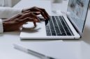 Seorang kreator sedang merancang konten dan mengelola tampilan situs web pribadinya melalui komputer jinjing di studio kerja. Kepemilikan ruang digital mandiri kini menjadi strategi utama bagi para pekerja kreatif untuk menjangkau khalayak secara luas.