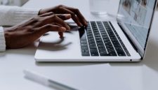 Seorang kreator sedang merancang konten dan mengelola tampilan situs web pribadinya melalui komputer jinjing di studio kerja. Kepemilikan ruang digital mandiri kini menjadi strategi utama bagi para pekerja kreatif untuk menjangkau khalayak secara luas.