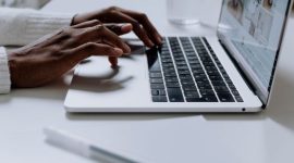 Seorang kreator sedang merancang konten dan mengelola tampilan situs web pribadinya melalui komputer jinjing di studio kerja. Kepemilikan ruang digital mandiri kini menjadi strategi utama bagi para pekerja kreatif untuk menjangkau khalayak secara luas.