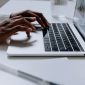 Seorang kreator sedang merancang konten dan mengelola tampilan situs web pribadinya melalui komputer jinjing di studio kerja. Kepemilikan ruang digital mandiri kini menjadi strategi utama bagi para pekerja kreatif untuk menjangkau khalayak secara luas.