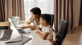 Momen keakraban antara ibu dan anak saat mendampingi proses belajar di rumah dengan suasana yang tenang dan menyenangkan.