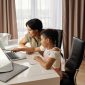 Momen keakraban antara ibu dan anak saat mendampingi proses belajar di rumah dengan suasana yang tenang dan menyenangkan.