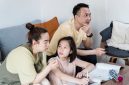 Seorang ibu mendampingi putrinya belajar dengan penuh kesabaran di meja belajar rumah yang tertata rapi. Suasana yang tenang dan penuh kasih sayang terbukti meningkatkan fokus serta kepercayaan diri anak.