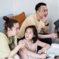 Seorang ibu mendampingi putrinya belajar dengan penuh kesabaran di meja belajar rumah yang tertata rapi. Suasana yang tenang dan penuh kasih sayang terbukti meningkatkan fokus serta kepercayaan diri anak.