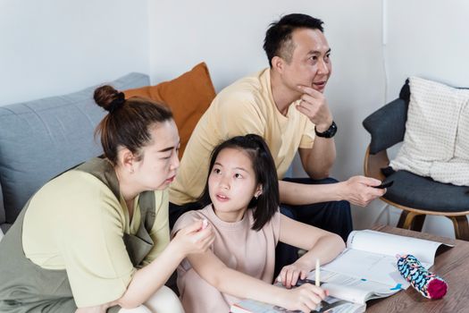 Seorang ibu mendampingi putrinya belajar dengan penuh kesabaran di meja belajar rumah yang tertata rapi. Suasana yang tenang dan penuh kasih sayang terbukti meningkatkan fokus serta kepercayaan diri anak.